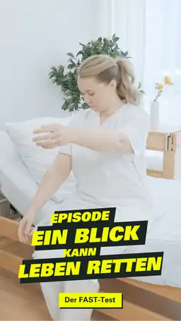 Frau sitzt auf einem Krankenhausbett