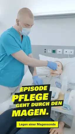 Pfleger legt eine Magensonde