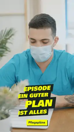 Pfleger sitzt am Tisch und sieht sich Unterlagen an