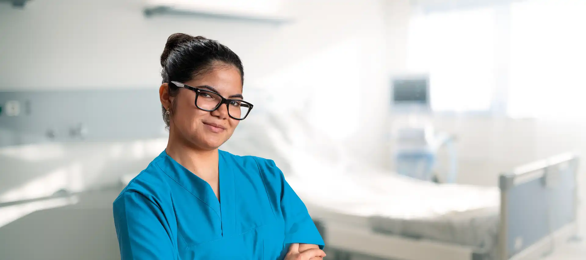 Eine Pflegerin vor einem Krankenbett