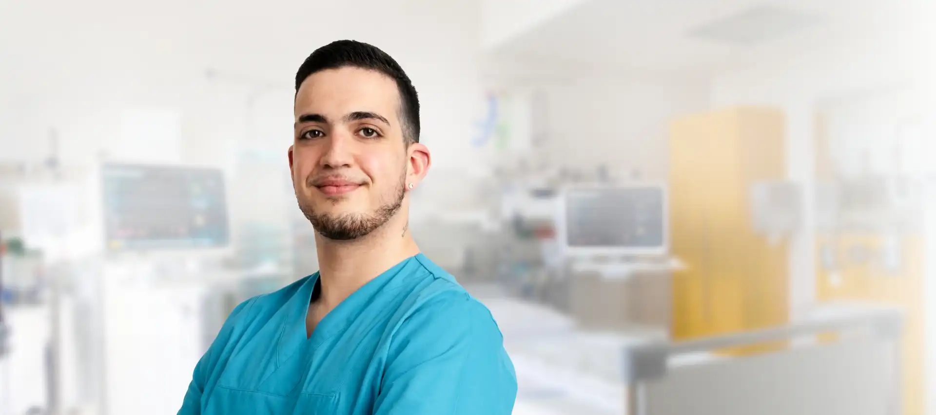 Ein Pfleger in Arbeitskleidung