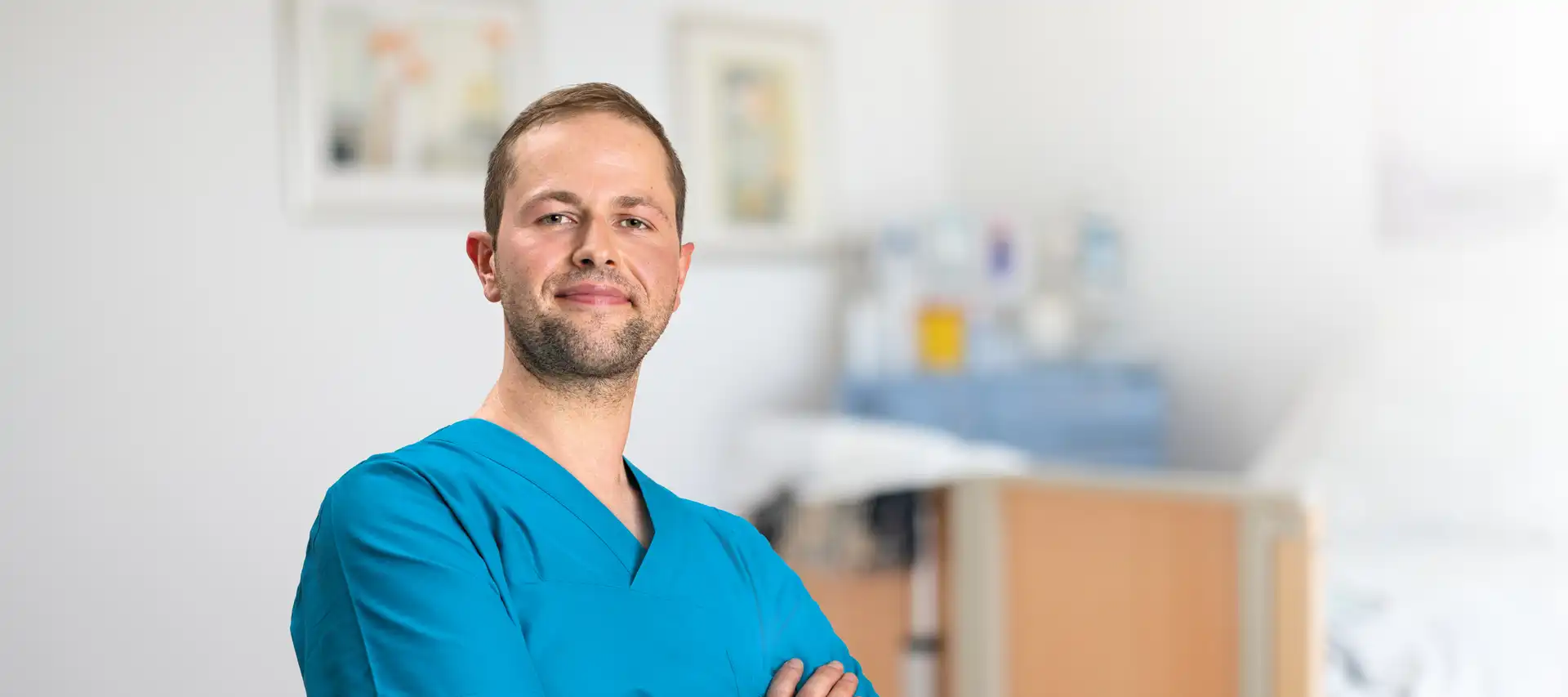 Ein Pfleger in Arbeitskleidung